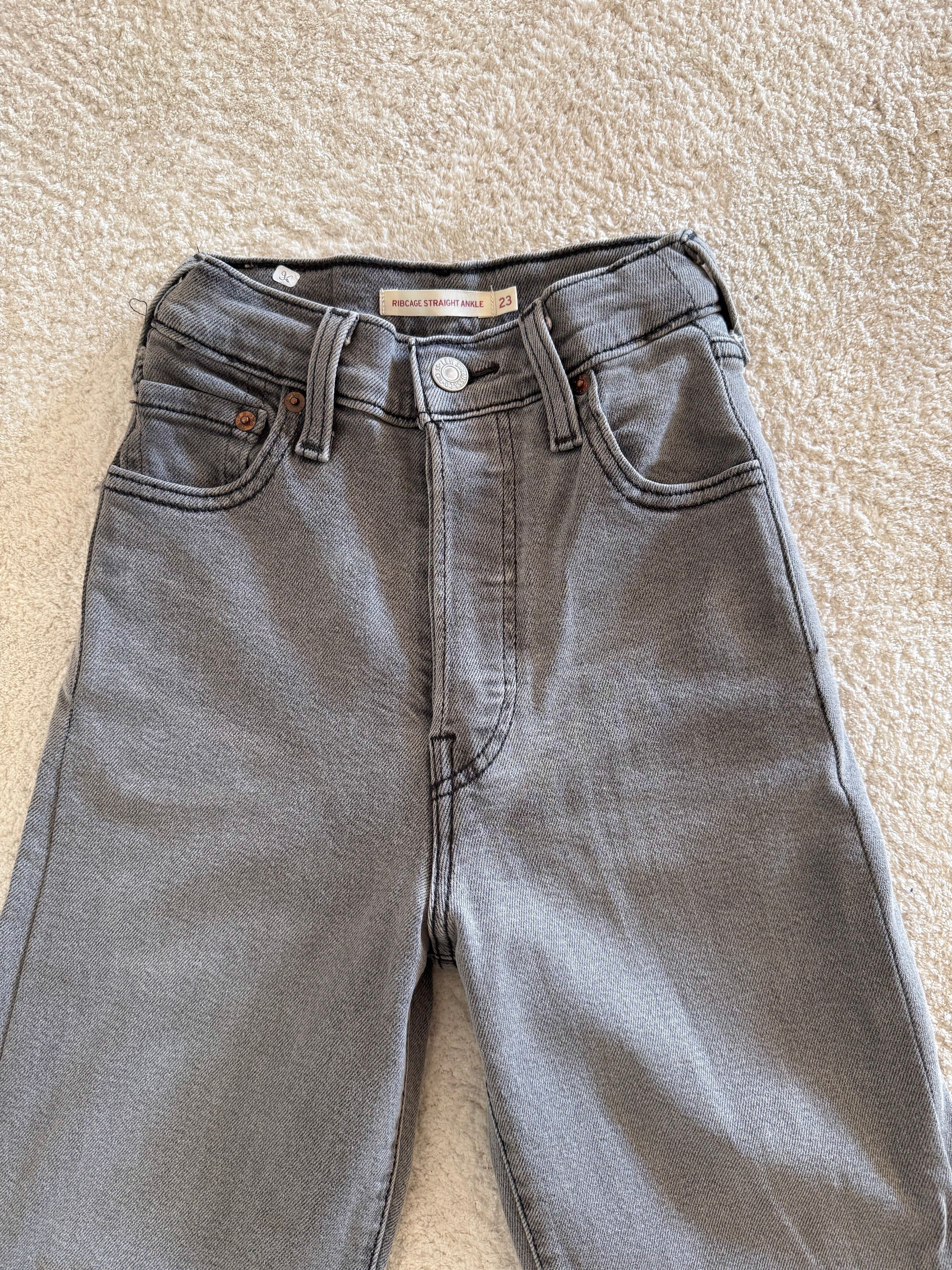 Levi's Ribcage Straight Ankle Jeans