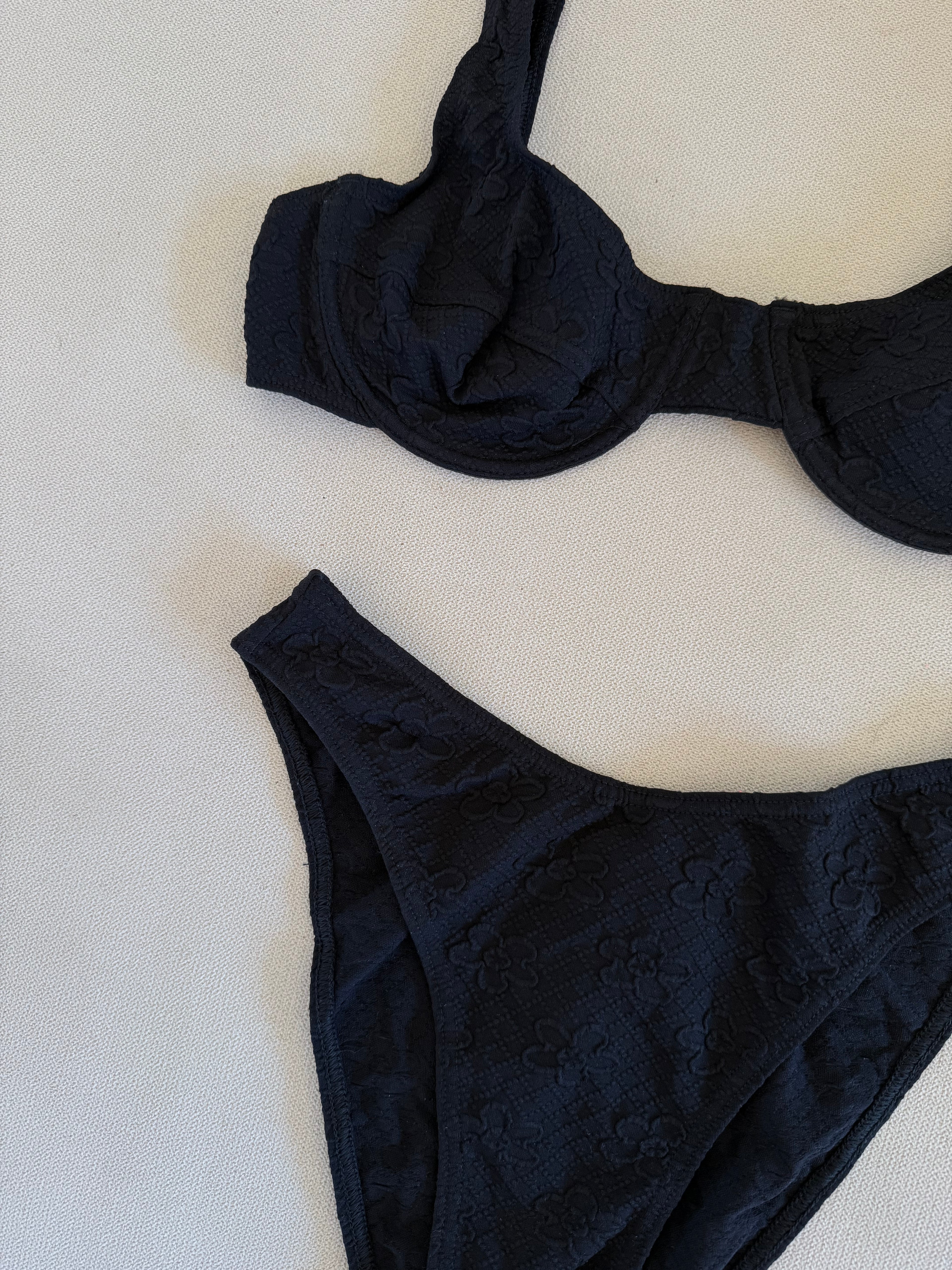 Biquíni Preto Vintage Texturado c/ Aro Novo com Etiqueta (Veste S)