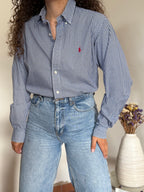 Camisa Polo Ralph Lauren Modelo "Ellington" em Algodão – Azul com Logo Vermelho (Tam. S)