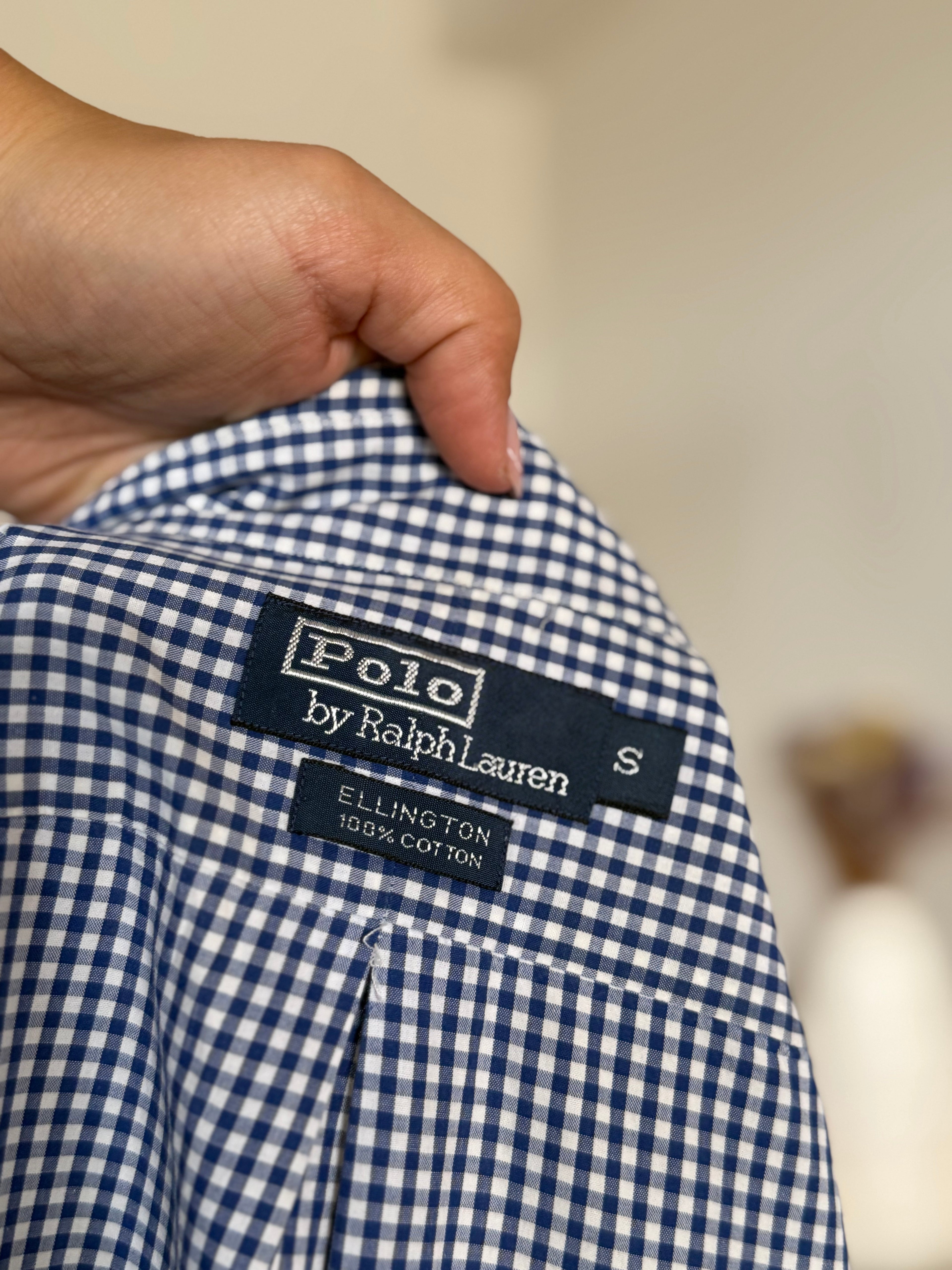 Camisa Polo Ralph Lauren Modelo "Ellington" em Algodão – Azul com Logo Vermelho (Tam. S)